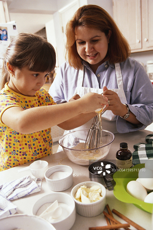 母亲和女儿烘焙图片素材