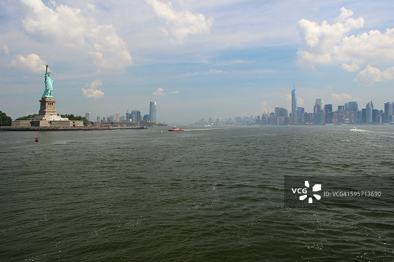 美国纽约市自由岛：自由女神像和曼哈顿下城天际线图片素材