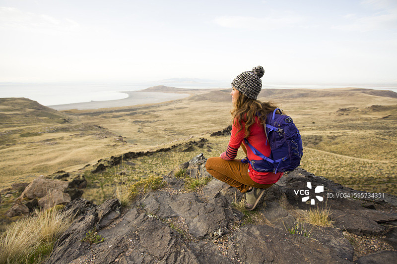 女子在丘陵小径上徒步旅行图片素材