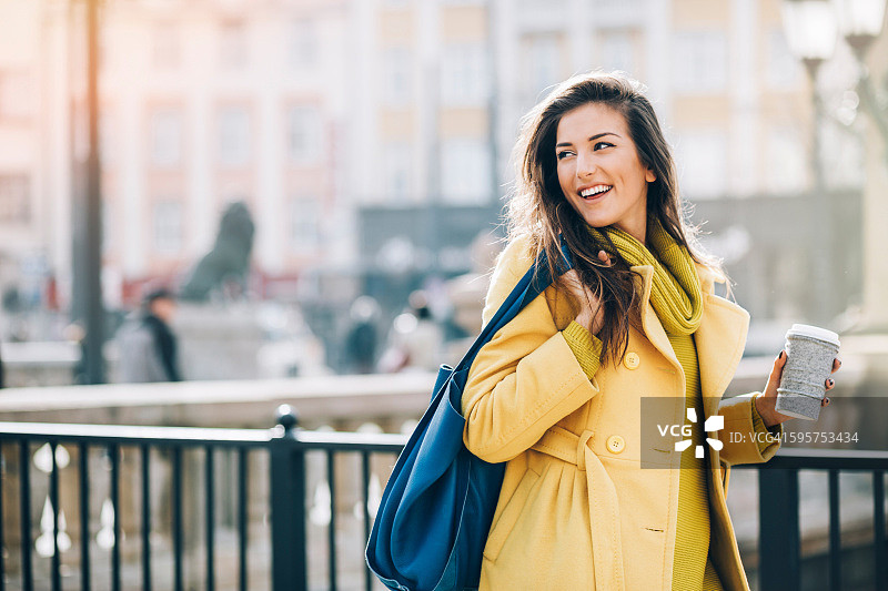 优雅女人在户外回头图片素材