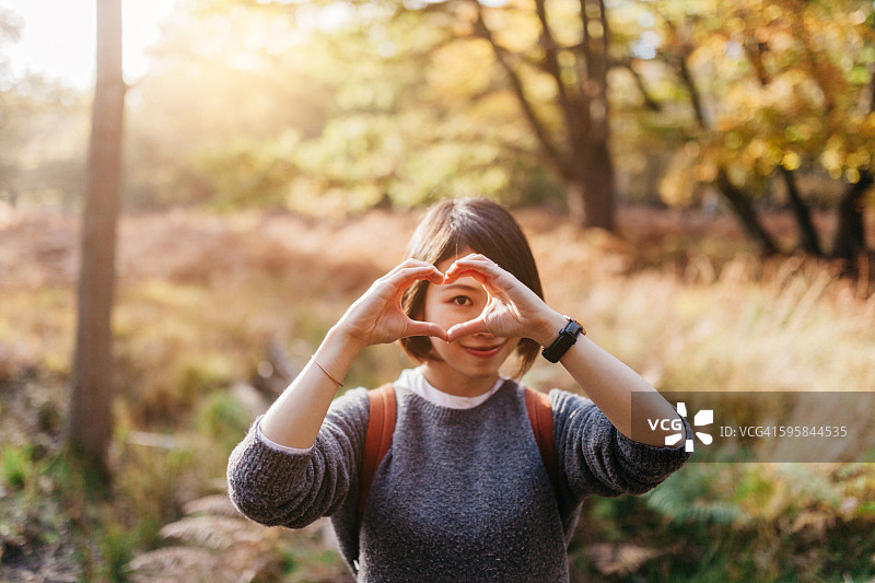 年轻女人用手比心图片素材