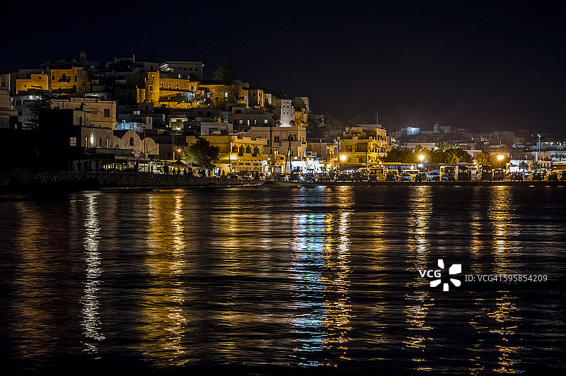 从纳克索斯岛的帕拉蒂亚岛看到的霍拉的卡斯特罗图片素材