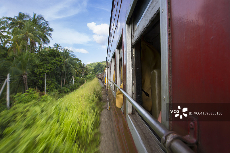 火车穿梭于斯里兰卡丘陵地带图片素材