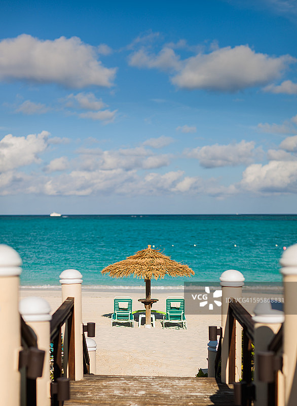特克斯和凯科斯群岛沙滩上的躺椅图片素材