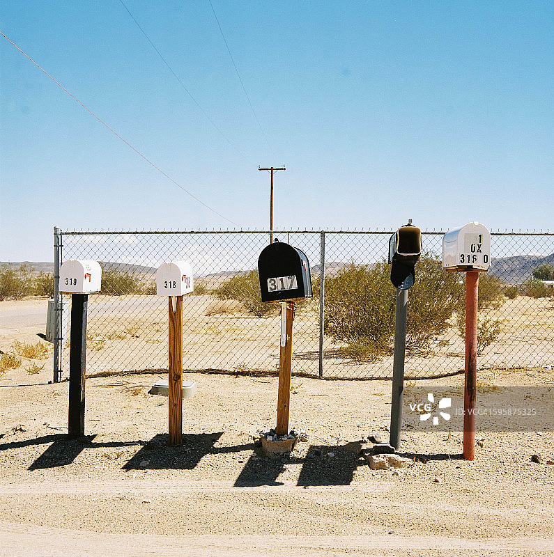 沙漠中的邮箱图片素材
