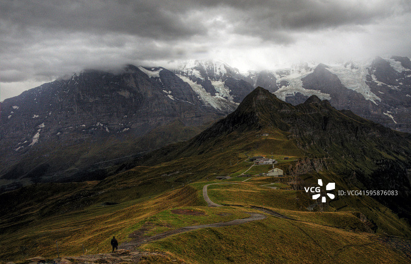 从曼丽申望向劳特布龙嫩的阿尔卑斯山景色图片素材