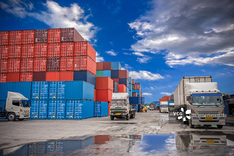 通往港口的道路上的卡车运输集装箱图片素材