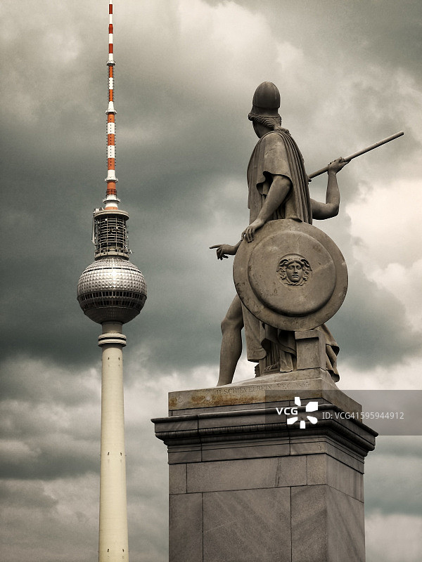 柏林电视塔景色，前景是宫殿桥雕像，德国柏林图片素材