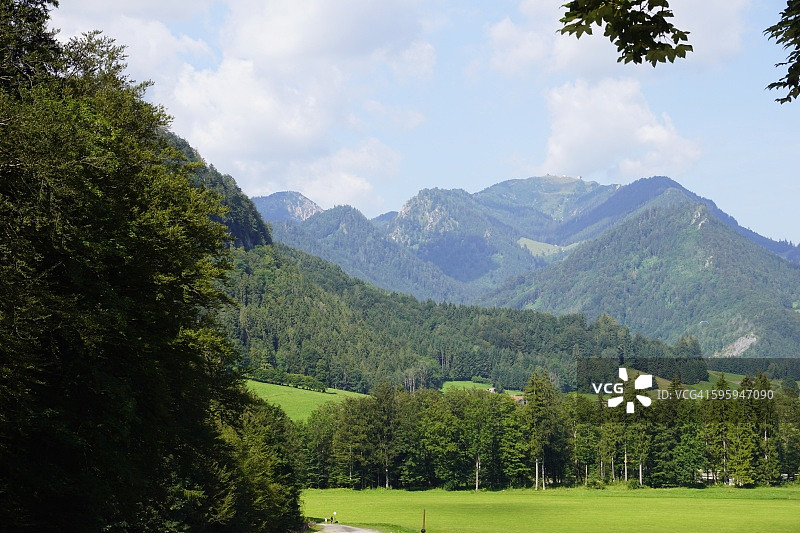 从鲁波尔丁观看劳施贝格山和基姆高阿尔卑斯山脉图片素材