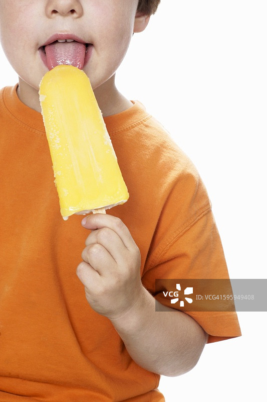 男孩吃橙子冰棒图片素材
