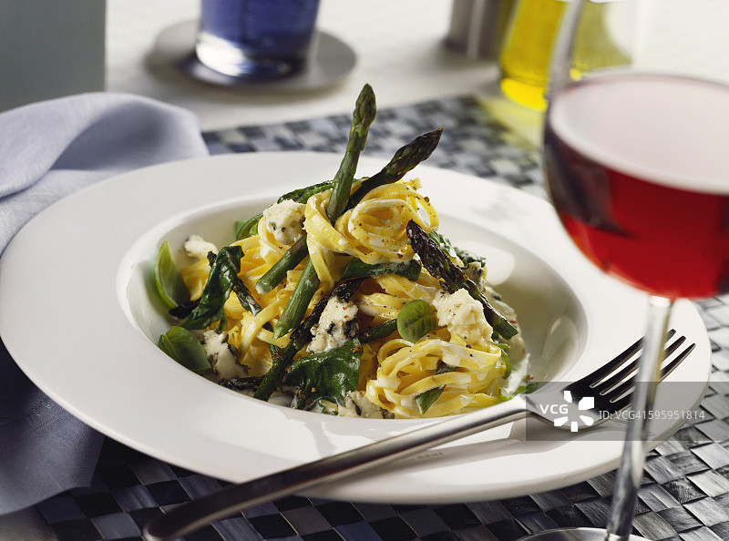 绿芦笋戈贡佐拉奶酪意面与红酒图片素材
