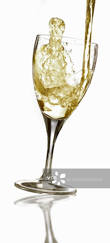 往玻璃杯里倒白葡萄酒图片素材