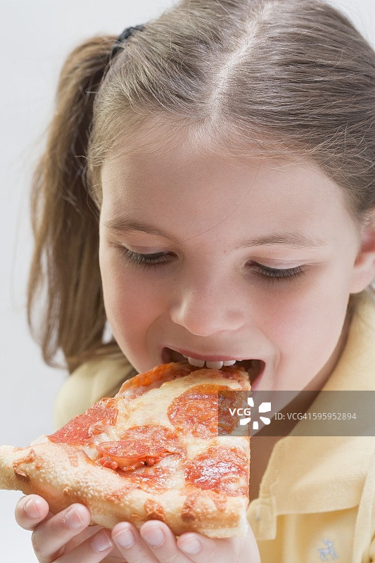 女孩咬意大利香肠披萨图片素材