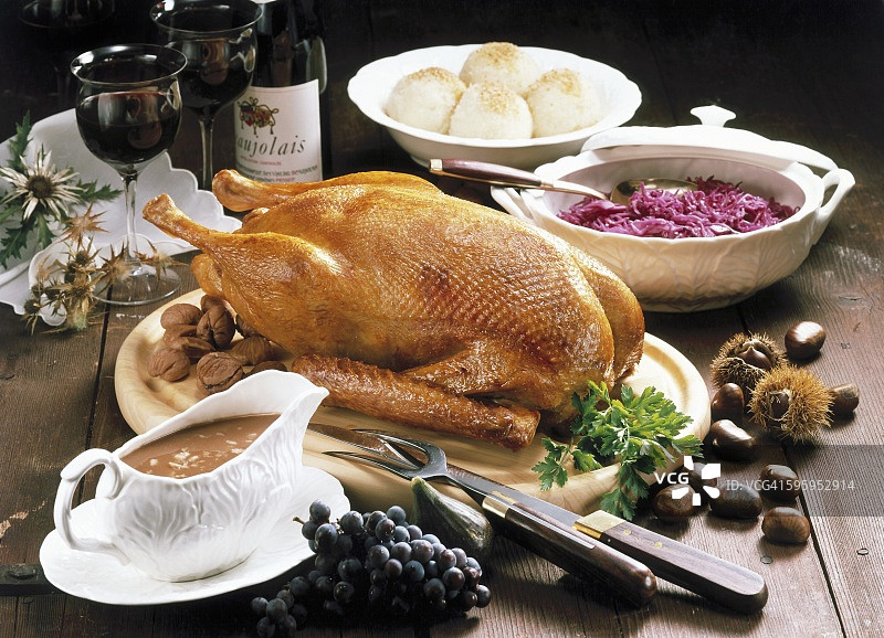 烤鹅配栗子馅、红卷心菜和饺子图片素材