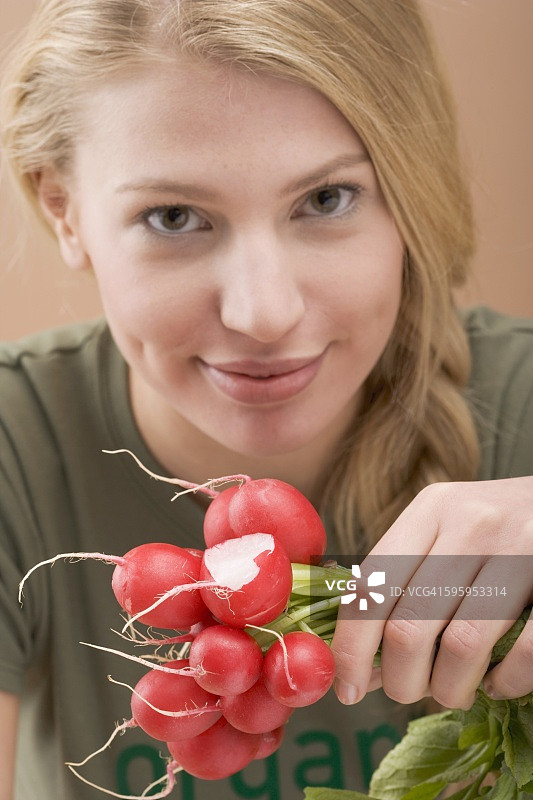 女人拿着萝卜图片素材