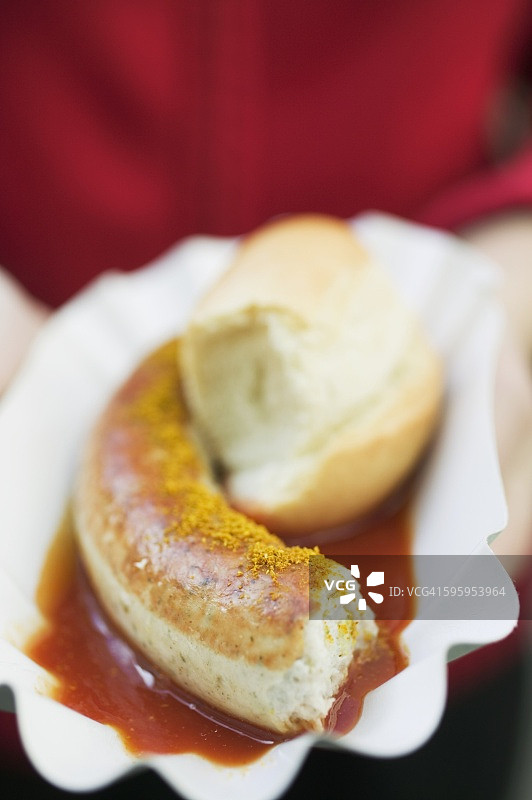 搭配面包的白色咖喱香肠（含番茄酱和咖喱粉）图片素材