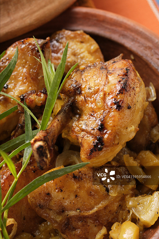 塔吉锅洋葱烩鸡图片素材