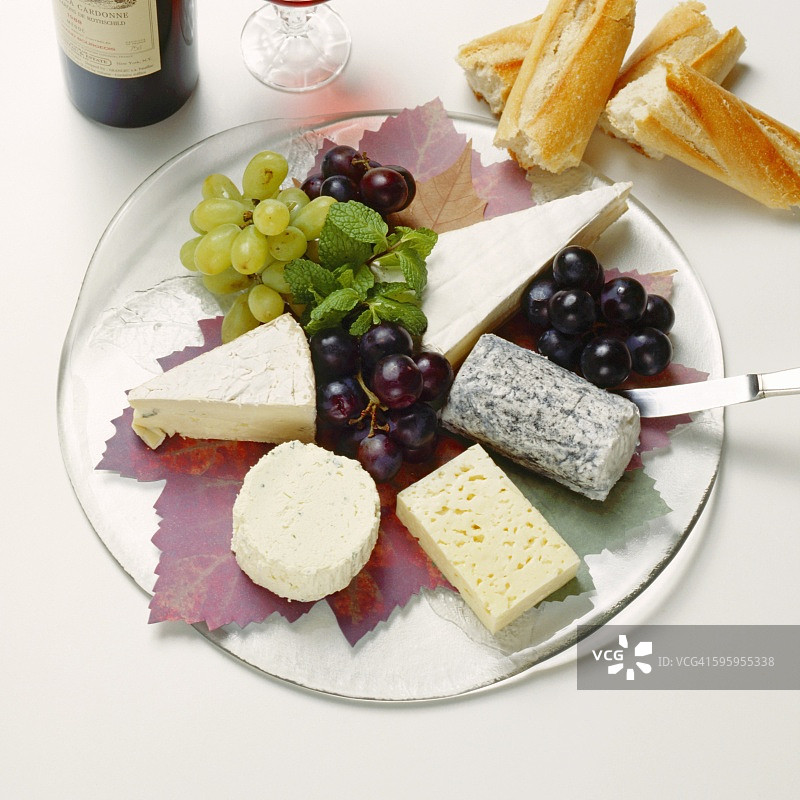 奶酪拼盘、面包和葡萄酒图片素材