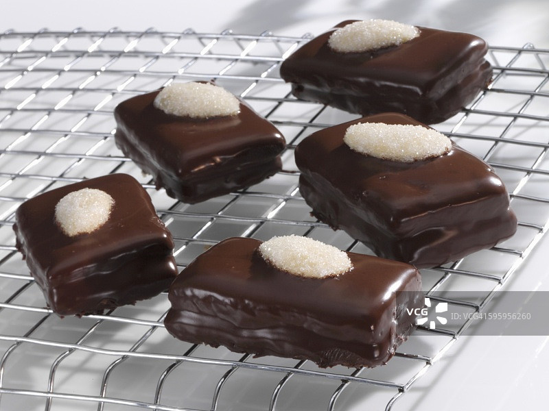 冷却架上的伊施勒杏仁片图片素材