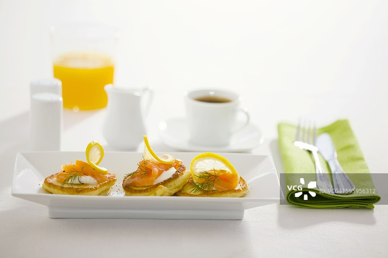 俄式薄饼配酸奶油和烟熏三文鱼图片素材