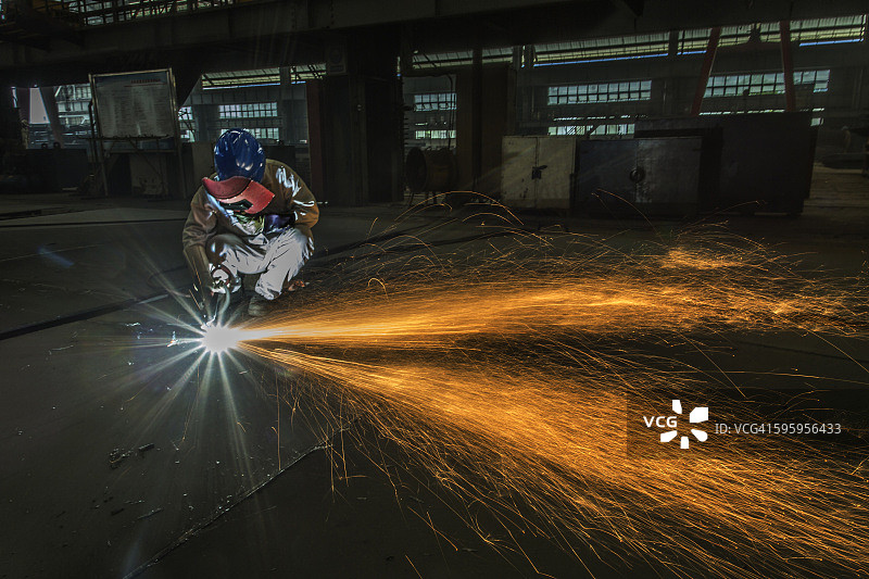 在中国的钢铁厂工作的焊接工图片素材