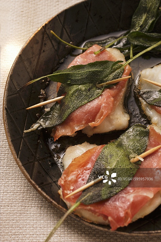 平底锅里的意式咸肉卷图片素材