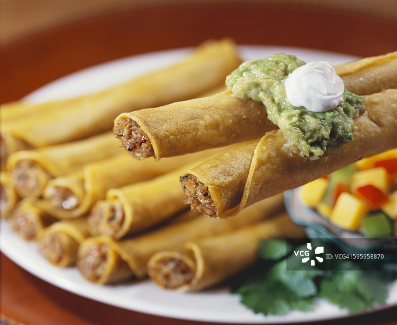 墨西哥卷饼配鳄梨酱图片素材