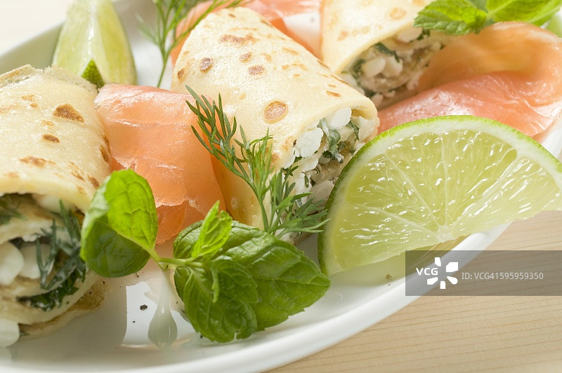 搭配软奶酪、熏鲑鱼、香草和酸橙的薄煎饼图片素材
