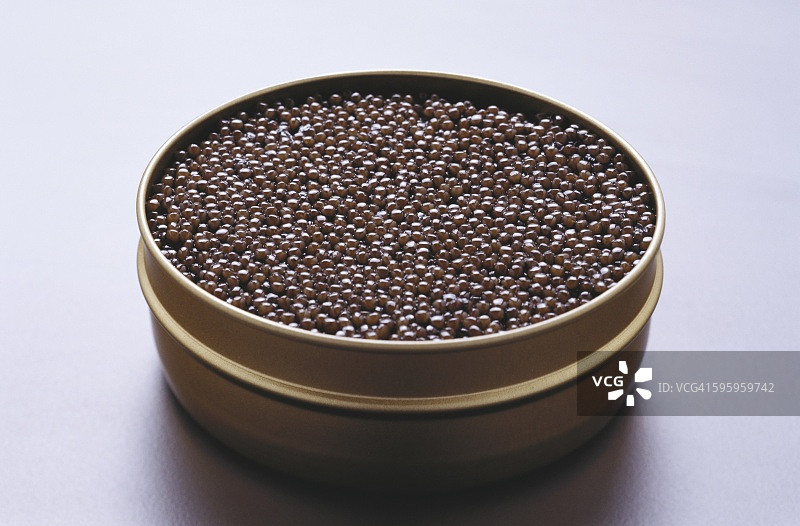 罐头里的黑鱼子酱图片素材