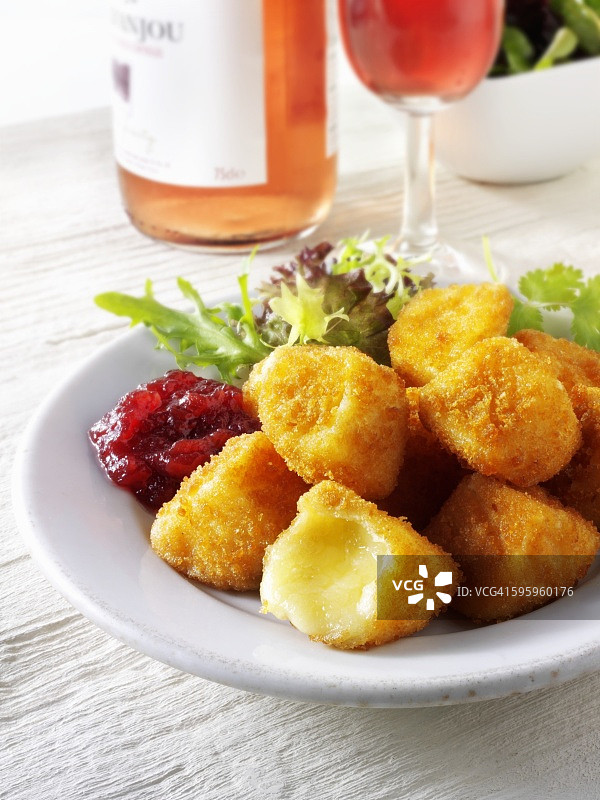 炸奶酪块配蔓越莓酱图片素材