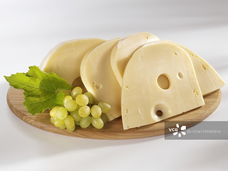 带葡萄的瑞士奶酪图片素材