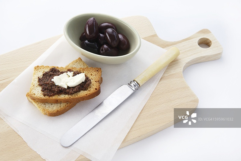 吐司上的橄榄酱和软奶酪图片素材