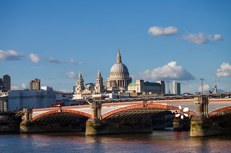 伦敦和泰晤士河的景色，背景是圣保罗大教堂图片素材