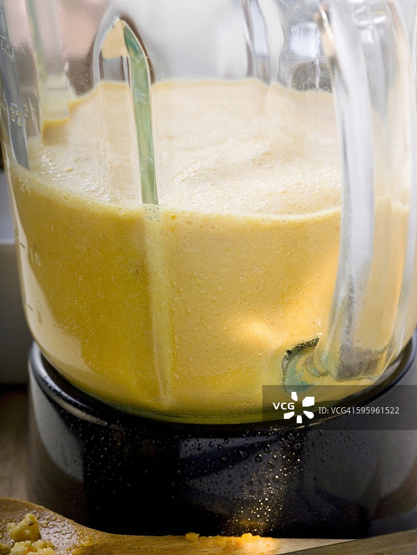 搅拌机里的土豆汤图片素材
