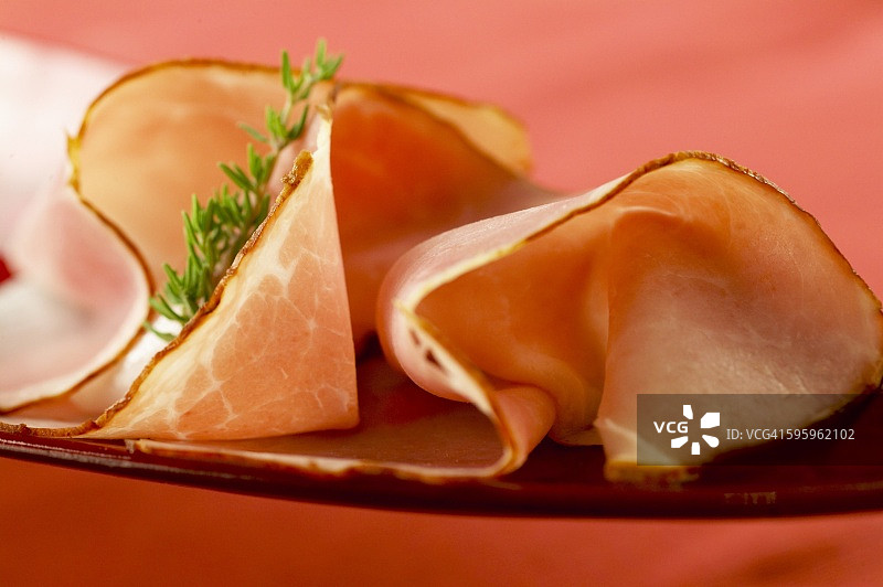 两片熏火腿。图片素材
