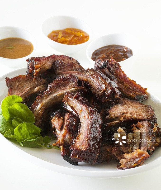 烤猪肋排与蘸酱图片素材