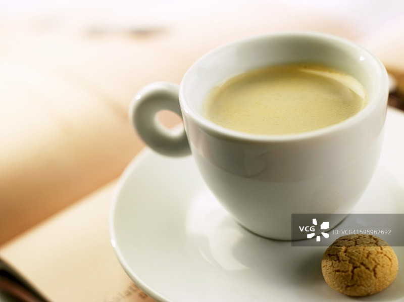 一杯意式浓缩咖啡和杏仁饼干图片素材