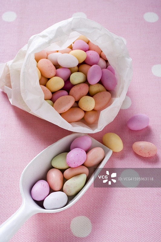 纸袋和勺子里的水果软糖图片素材