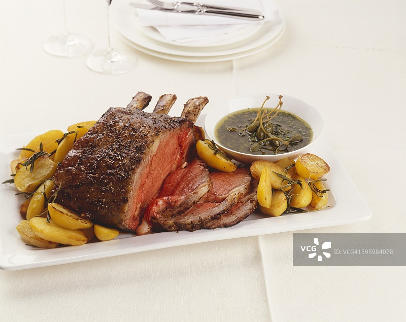 烤牛肉眼肉配烤土豆和刺山柑酱汁图片素材