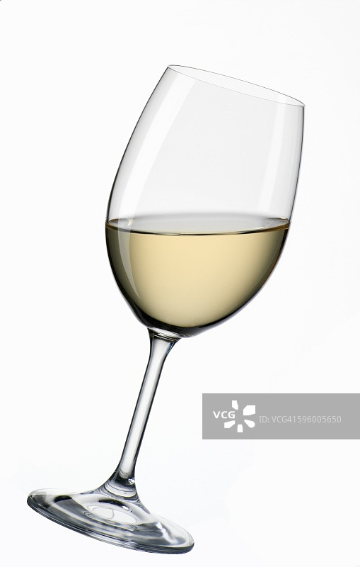 倾斜的白葡萄酒杯图片素材