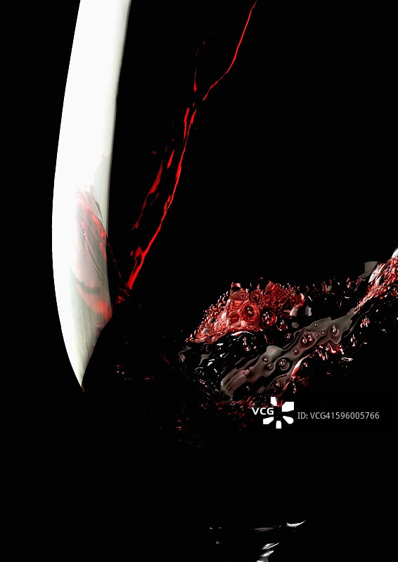 将红酒倒入玻璃杯中（特写）图片素材