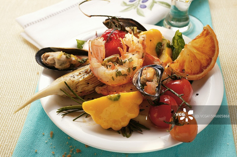 地中海风味开胃菜拼盘（海鲜、蔬菜）图片素材