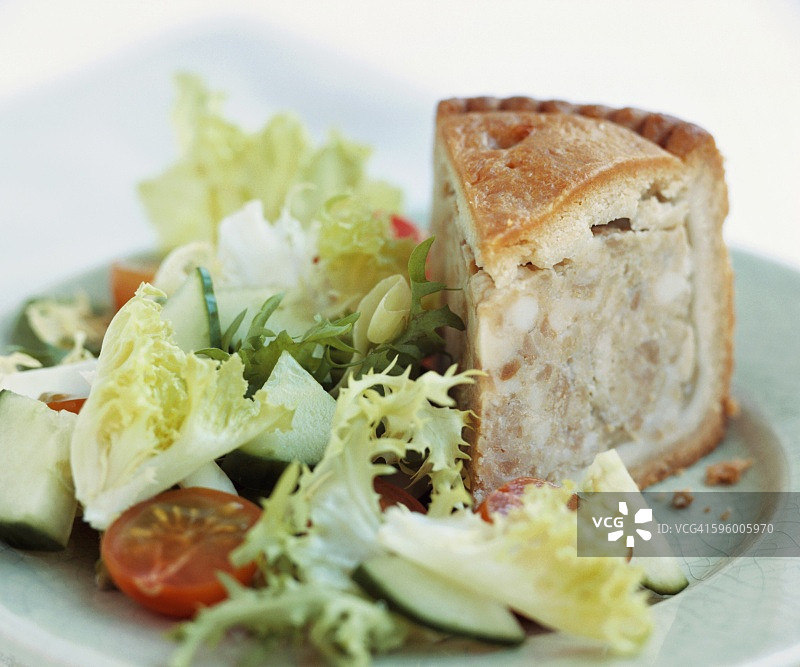 英式猪肉馅饼配沙拉图片素材