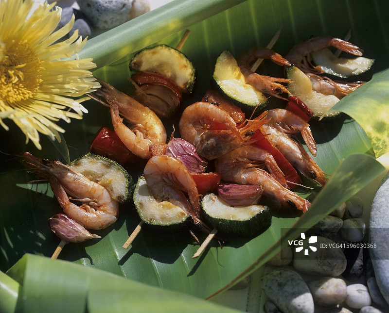 香蕉叶烤虾仁、西葫芦和大蒜串图片素材