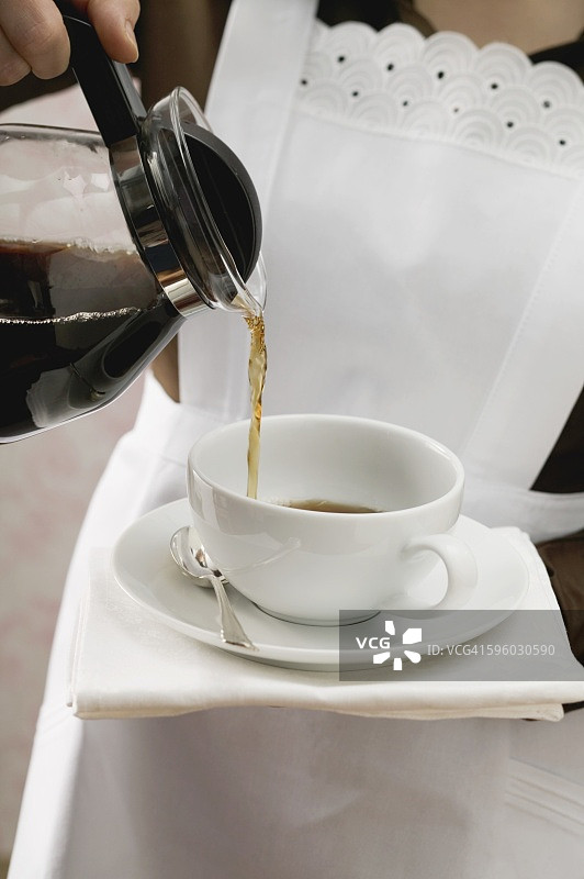 客房服务员倒咖啡图片素材