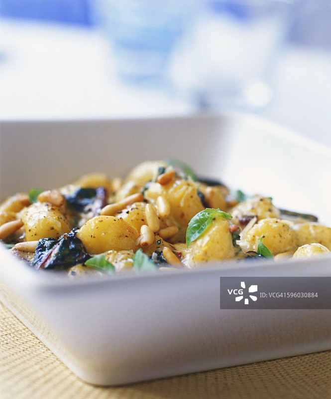 新款土豆沙拉配松子和罗勒图片素材