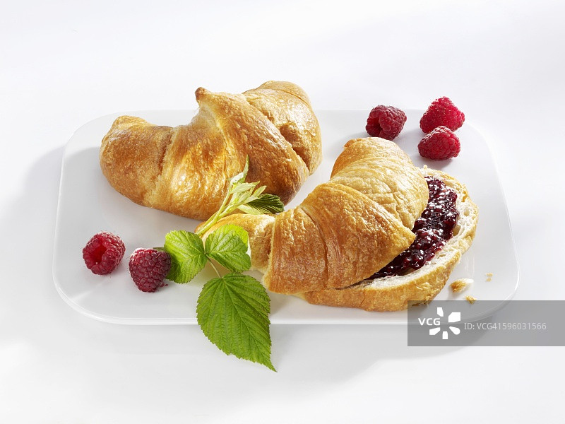 原味和覆盆子酱牛角面包图片素材