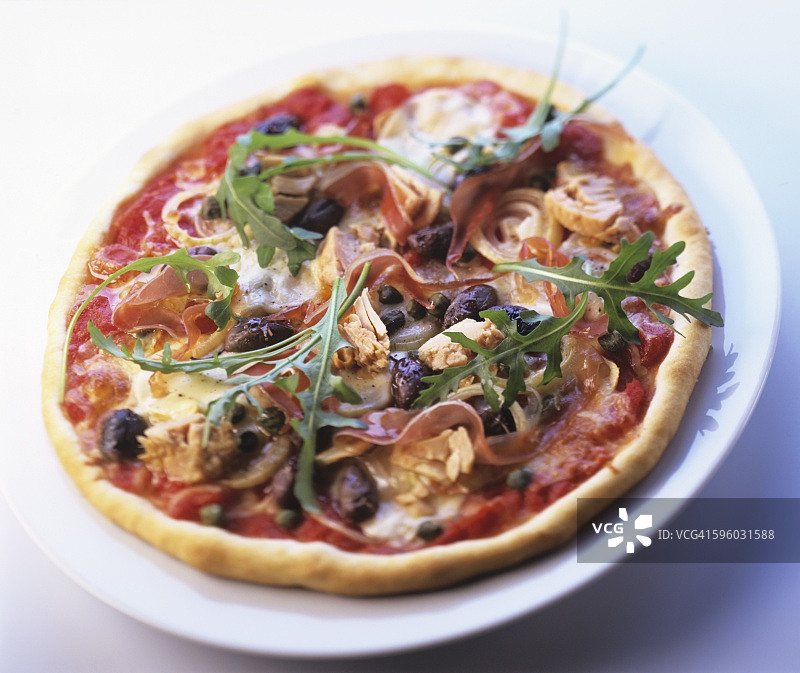 披萨：意式生火腿、橄榄、刺山柑和芝麻菜图片素材