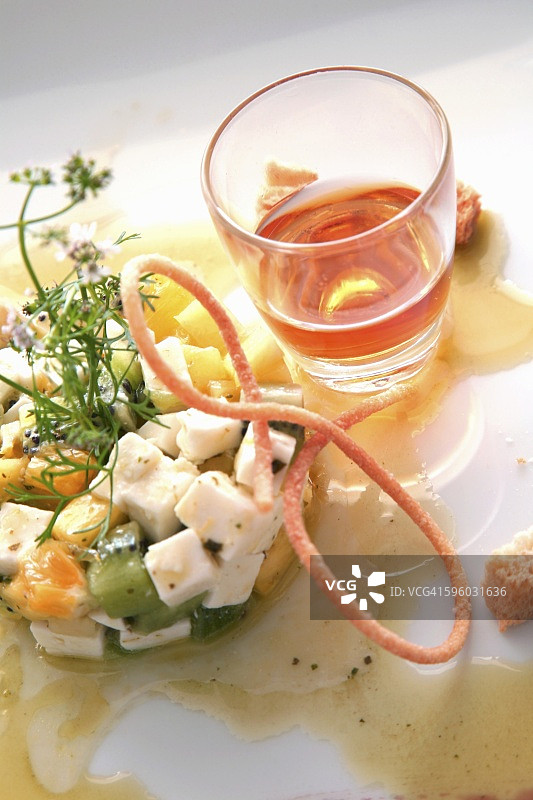 水果沙拉配山羊奶酪开胃菜图片素材