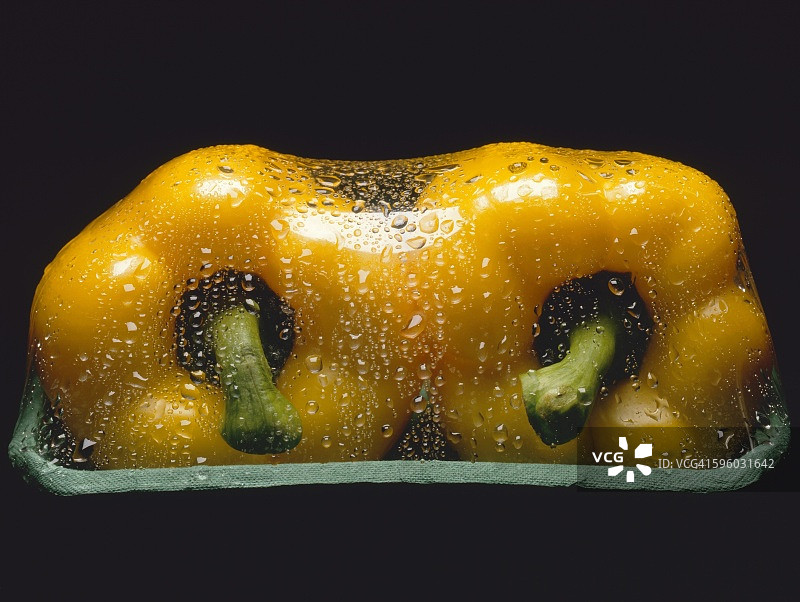 带水滴包装中的两个黄色甜椒图片素材